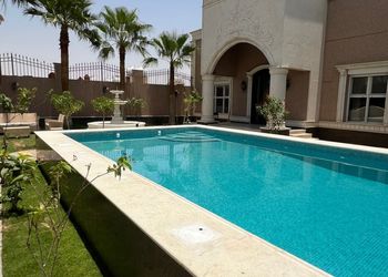 شاليه بجلسة تطل على مسبح خارجي 