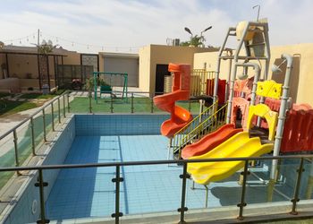 شاليه بمسطح اخضر وألعاب رمليه