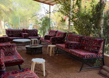 مزرعة بمسطحات خضراء وجلسة خارجية