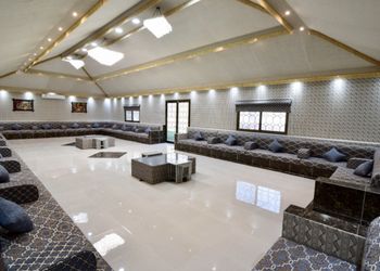 استراحة بمسطح اخضر وألعاب أطفال