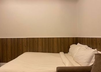 استديو بأثاث مريح وبسيط 