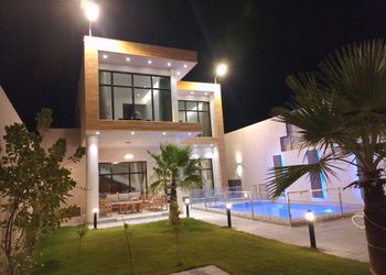 شاليه بجلسة تطل على مسبح خارجي 