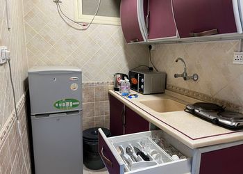 استديو بأثاث مريح وبسيط 