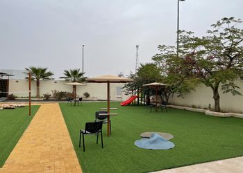 شاليه بمسطح اخضر وجلسة خارجية 