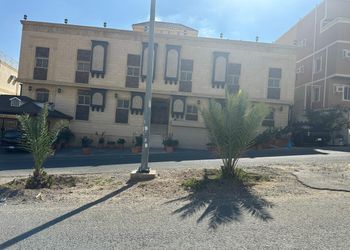 شقة بثلاثة غرف نوم ومجلس