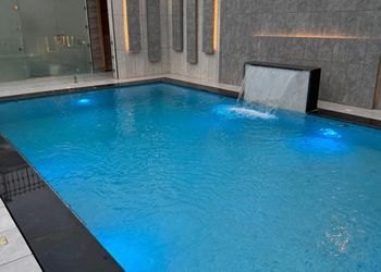 شاليه بألعاب أطفال ومسبح