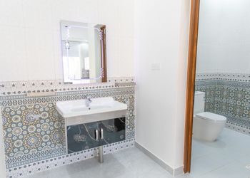 شاليه بمسطح اخضر ومسبح