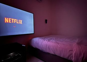 استديو بسرير ماستر وأثاث مريح 