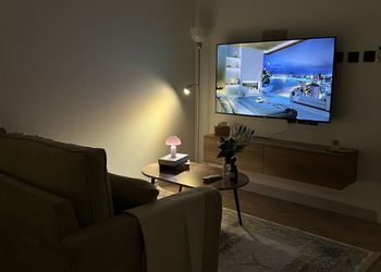 استديو بأثاث مريح وبسيط