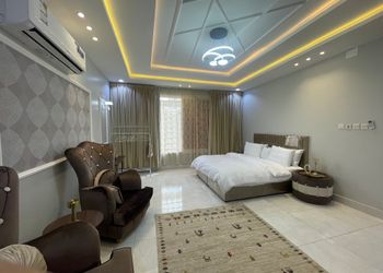 استديو بسرير ماستر وأثاث مريح 