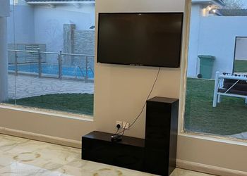 شاليه بمسطح اخضر وجلسة خارجية 