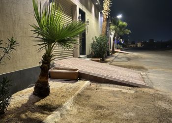شاليه بجلسة خارجية على مسطح اخضر