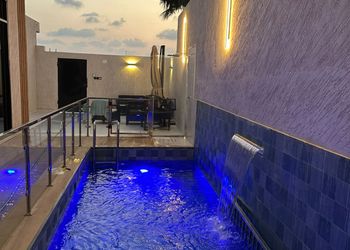 شاليه بجلسة تطل على مسبح خارجي 