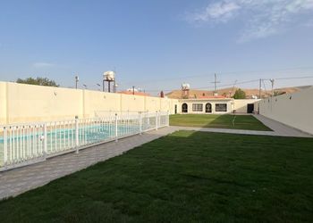 شاليه بملعب كرة طائرة