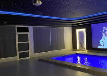 شالية بصالة مطلة على المسبح 