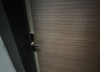 شقة بصالة وثلاث غرف نوم