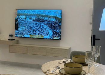 استديو بسرير مريح وجلسة جانبية 