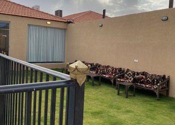 شاليه بغرفة نوم مطلة على المسبح