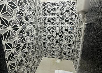 غرفة بأثاث مريح وبسيط