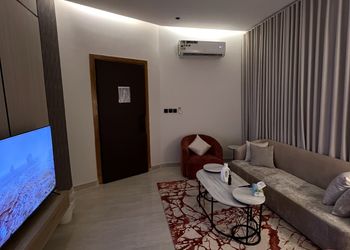 شقة بدخول ذاتي وصالة أنيقة 
