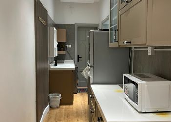 شقة بغرفة معيشة وغرفة نوم 