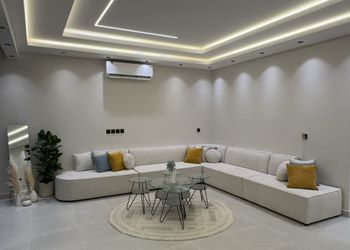 شاليه بجلسة تطل على مسبح خارجي 