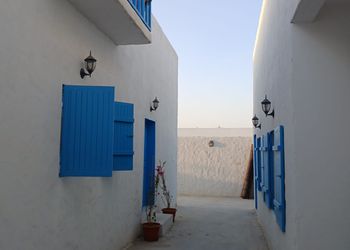 شاليه بمسطح اخضر وجلسة خارجية 