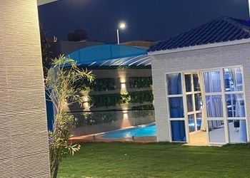 شاليه بجلسة تطل على مسبح خارجي 