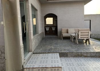 شاليه بمسطح اخضر وجلسة 