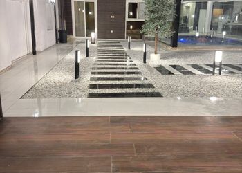 شاليه بجلسة خارجية ومجالس