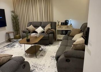 شقة بصالة جلوس ودخول ذاتي