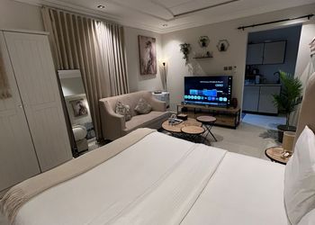 استديو بسرير ماستر وجلسة جانبية 