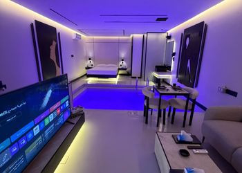 استديو بأثاث مريح وبسيط 