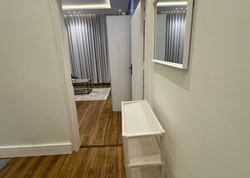 استديو بسرير ماستر وجلسة مريحة 