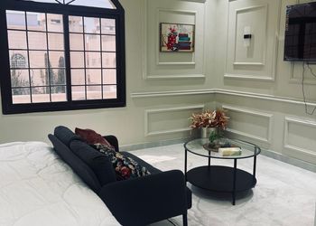 استديو بأثاث مريح وبسيط 