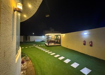 شاليه بمسطح اخضر وجلسة خارجية