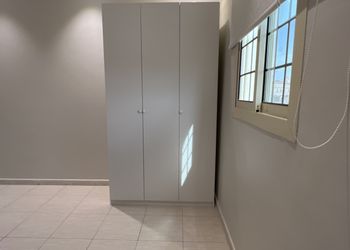 استديو بأثاث مريح وبسيط 