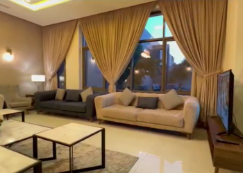 شاليه بمسطح اخضر وجلسة خارجية 