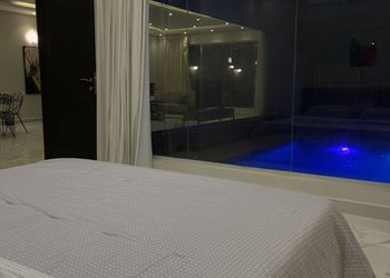 شاليه بمسبح خارجي ومسطح اخضر