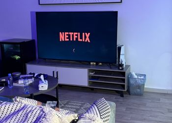 استديو بسرير ماستر وجلسة مريحة 