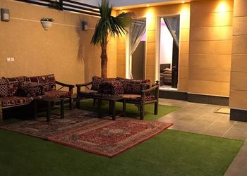 شاليه بجلسه مطله على المسبح 