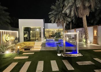 شاليه بمسطح اخضر وجلسة خارجية 