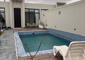 شاليه بمسطح اخضر وجلسة خارجية 
