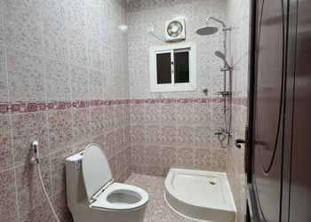 شاليه بجلسة خارجية ومسطح اخضر