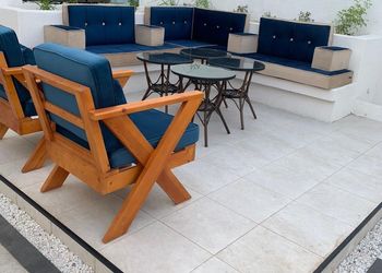 شاليه بجلسة تطل على مسبح داخلي 