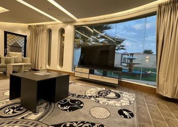 شالية بمجلس مطل على الفناء الخارجي 