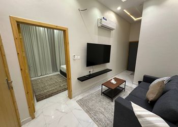 شقة بصالة أنيقة وغرفتين نوم 