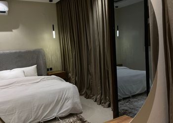 شقة بغرفة معيشة وغرفة نوم 