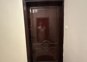 شقة بصالة أنيقة وثلاث غرف نوم 