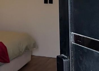 استديو بسرير ماستر وجلسة جانبية